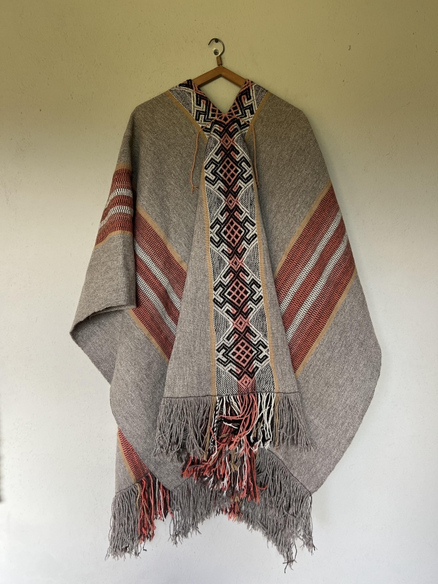 Poncho - labor y peinecillo